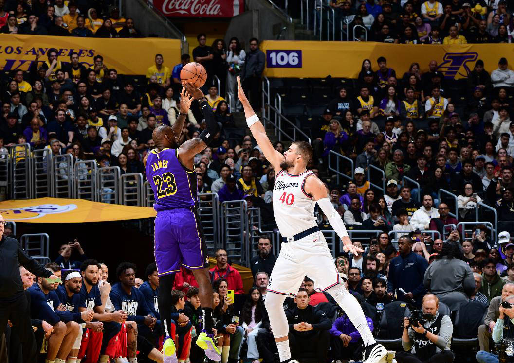 詹姆斯连续十场比赛得分超过逆转，湖人冲击纪录！