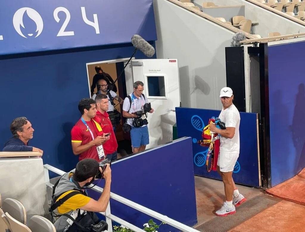 包含纳达尔在比赛中因伤离场，德约科维奇主教练感到担心的词条